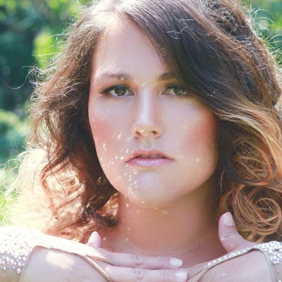 Meet your Posher, Stephanie - Picture 6 of 7